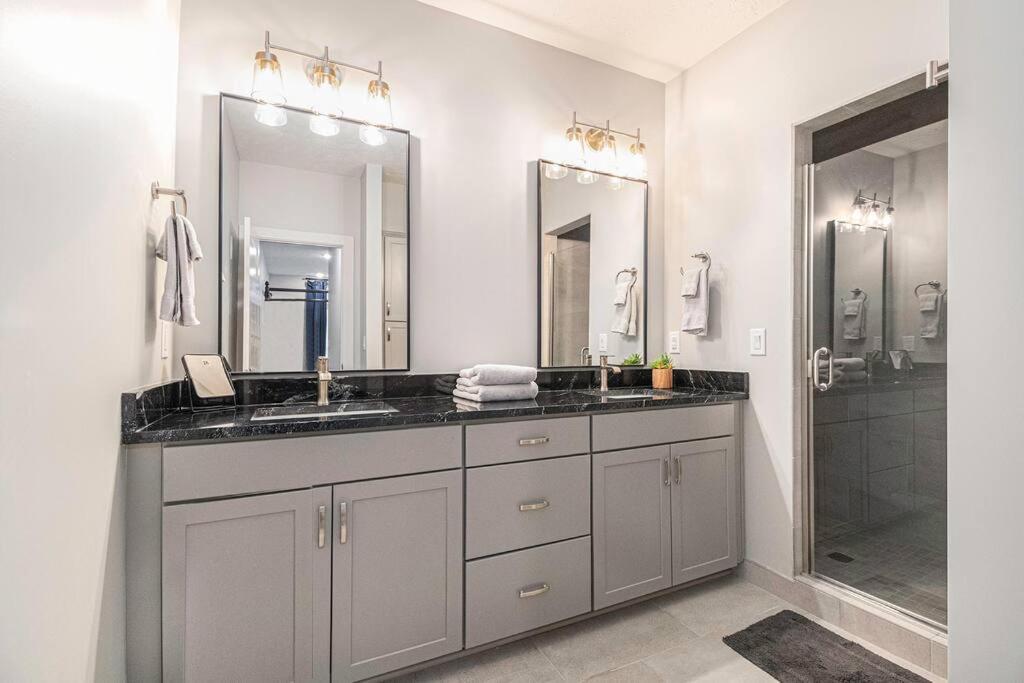 Luxurious Midtown Retreat With Elevator Access Apartment Omaha Bagian luar foto