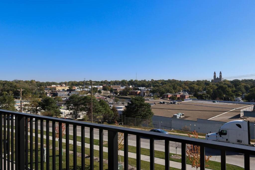 Luxurious Midtown Retreat With Elevator Access Apartment Omaha Bagian luar foto