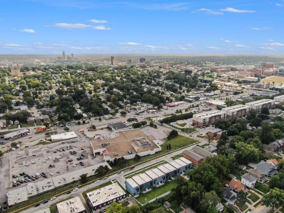 Luxurious Midtown Retreat With Elevator Access Apartment Omaha Bagian luar foto